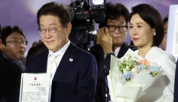 ‘국민 임명장’ 받은 李대통령 “충직한 일꾼 되겠다”