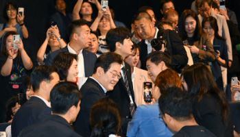 ‘독립군’ 본 李대통령 “희생·헌신 새겨야”