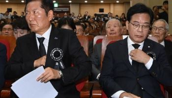 또 '악수 패싱'…DJ 추모식서 눈도 안 마주친 정청래-송언석
