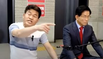 전한길 "전당대회 들어가게 좀" 잠시 뒤 "야 이게 정의냐?" 고함