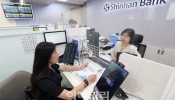 "외국인 고객도 매일 편리하게"…신한은행, 안산외국인중심영업점 열어