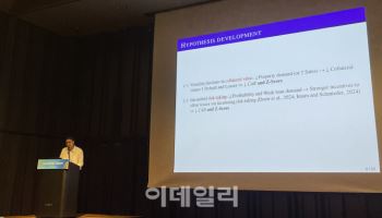 저출산·고령화 고착화 한국…“실질금리 낮추고 금융도 위협”[ESWC 2025]