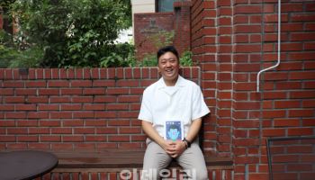 김홍 작가 "나는 아직 '듣보잡', 문학상 지원한 이유였죠"
