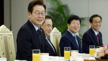 與상임고문단 만난 李대통령… “대북 대화 기조 이어가겠다”