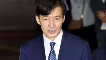광폭 행보 ‘조국 페이스북’...SNS 정치에 여권도 우려