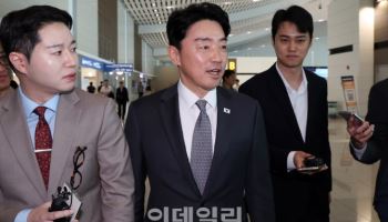 ‘미국행’ 강훈식 “한미정상회담 성공 중요…한 사람이라도 더 설득”