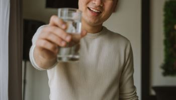 동료 물병에 침 뱉고 "세제 좀 먹여줘야" 조롱한 공무원