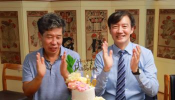 “새 시작을 축복”…文, 조국·백원우 ‘환갑잔치’ 열어줘