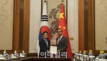 중국, 한·일 밀착 외교 경계 “역사 문제 있어 쉽지 않아”