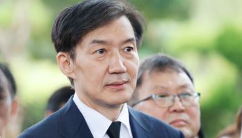 조국 "자숙하는 게 '정치인 조국' 역할 아니라고 생각해"