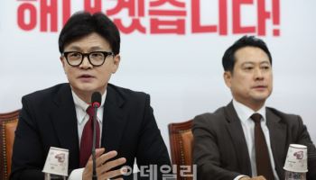 한동훈, '옛측근' 장동혁에 축하인사…"상식 맞게 당 이끌길"
