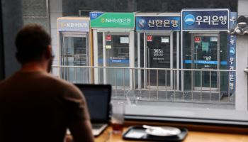 악재 쏟아지는 은행주…규제 이슈에 머니무브 우려까지