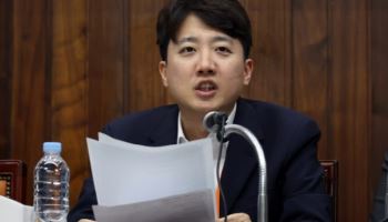 이준석 "조국, 자신 지지하지 않으면 극우로 몰아붙여"