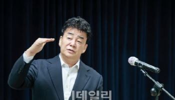 백종원, 자기 돈 100억 내놨다…더본 위기 돌파할까