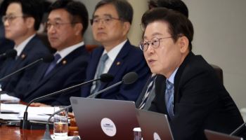 李대통령 “추락한 잠재성장률 끌어올려야”…‘성장 동력’ 토론 주재