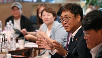 공연예술인 만난 최휘영 “분야별 지원 사각지대 없앤다”