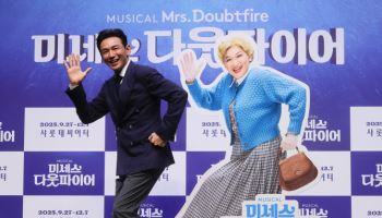 10년만에 뮤지컬 황정민 “19금 영화에 감 잃어…나도 웃길 수 있네”
