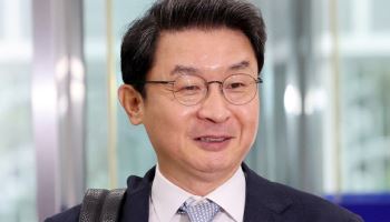 "가상자산은 안돼" 고수하더니…코인 테마주 투자 딱 걸렸다