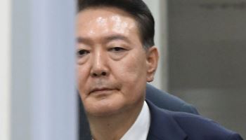 CCTV 본 서영교 “尹, 속옷만 입고 성경책 보더라…엽기적”