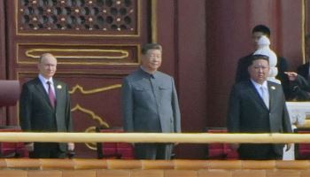외신, 中열병식 주목…“시진핑 左김정은·右푸틴, 서방 도전”