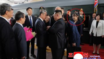 "김정은 뒤 미소짓는 소녀"…北 김주애 中 동행 외신도 주목