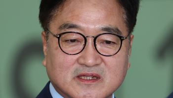 우원식 의장, 中서 열병식 참관 전 김정은과 악수 나눠