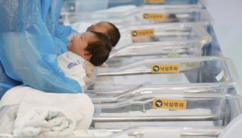 30년새 아이 절반 이상 사라졌다…혼인도 ‘반토막’