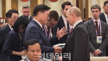 "푸틴, 우 의장과 따로 회담 안 해…간단히 악수 인사"