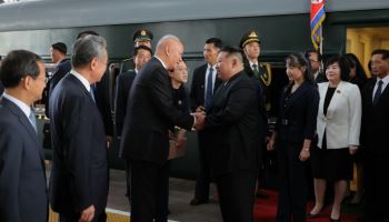 김정은 딸 주애, 외교무대 데뷔…'北 4대 세습' 굳히기?