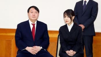 "그런 배우자는 없었다"...김건희, 카메라 빠지자 '짠!'