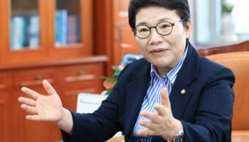 "시퍼렇게 멍들어" 관세·법인세로 쌍따귀 맞은 기업들