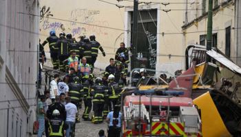 리스본 명물 '푸니쿨라' 탈선 사고…15명 사망·한국인 여성 1명 부상