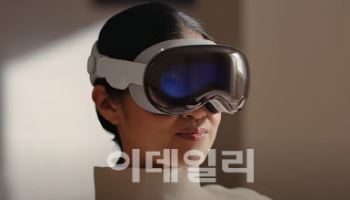 "없으면 일 못할 판"…486만원짜리 고글 관심 폭발[모닝폰]