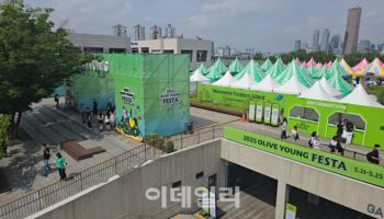 "비슷한 듯 다른 전략"…격전지된 유통가 오프라인 페스타