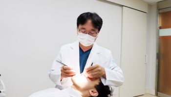 임플란트 단단히 잡아줄 잇몸뼈 부족하다면, 뼈이식술 적극 고려