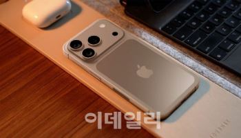 아이폰17 공개 임박에 내년 폴더블까지…韓 부품사 웃는다