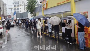 "990원 빵 파는게 죄야?" 문 닫는 슈카빵…오픈런 '찐' 후기[먹어보고서]