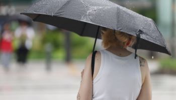 남부지방에 강한 비바람…"출근길 우산 챙기세요"