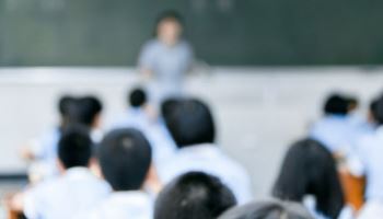 교사가 의자 던져...‘책상 올라가 춤·노래’ 반복에 격분