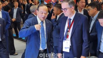 르노 회장, CATL 부스 전격 방문…배터리 동맹 강화하나[IAA2025]