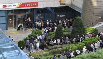 “李 대통령 우표 사려 오픈런” 우체국 앞 줄 선 시민들