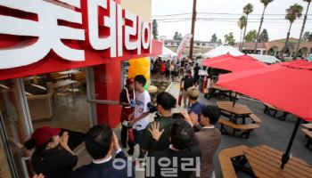 "K버거 돌풍 지속하려면 차별화와 현지화의 균형 필요"