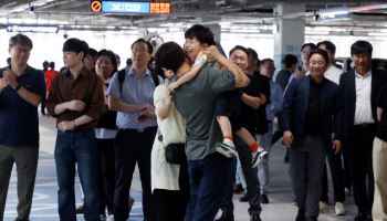 “쓰레기 같은 밥, 변기랑 같이 숙식”…참혹했던 美구금