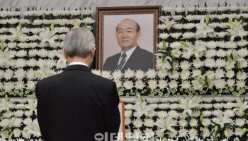 4년째 장지 못 구한 전두환 유해…연희동 자택 마당에 묻히나