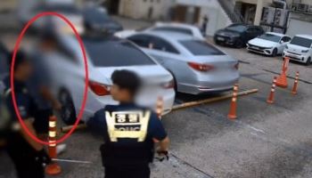“양손에 흉기 든 남자가 있어요”…공포에 질린 시민들