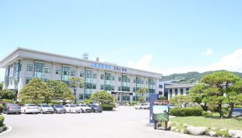 “한번 안아 보자며”…하동군수, 성추행 의혹 ‘전면 부인’