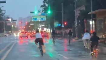 "경찰도 쩔쩔맨다"...도로 한복판서 '흔들흔들' 촉법소년들