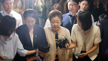 한학자 통일교 총재 특검 출석…왜 안나왔나 묻자 "아파서"