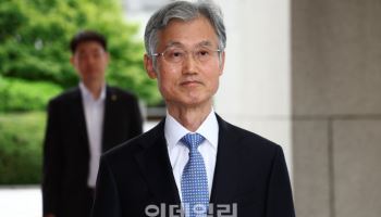 조희대 대법원장, 퇴근길 한덕수 회동 의혹 해소 나서나