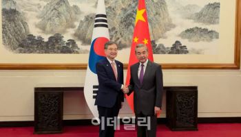 한·중 외교 수장 회담, 조현 “APEC 양국 관계 발전 계기”